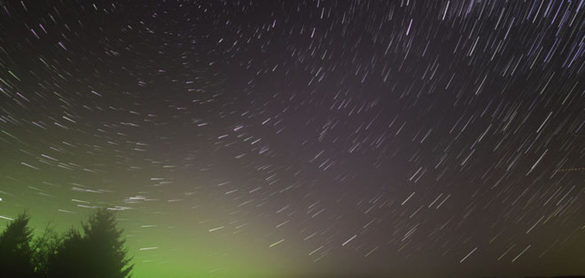 Астрономы показали красочное фото ежегодного метеорного дождя Лириды