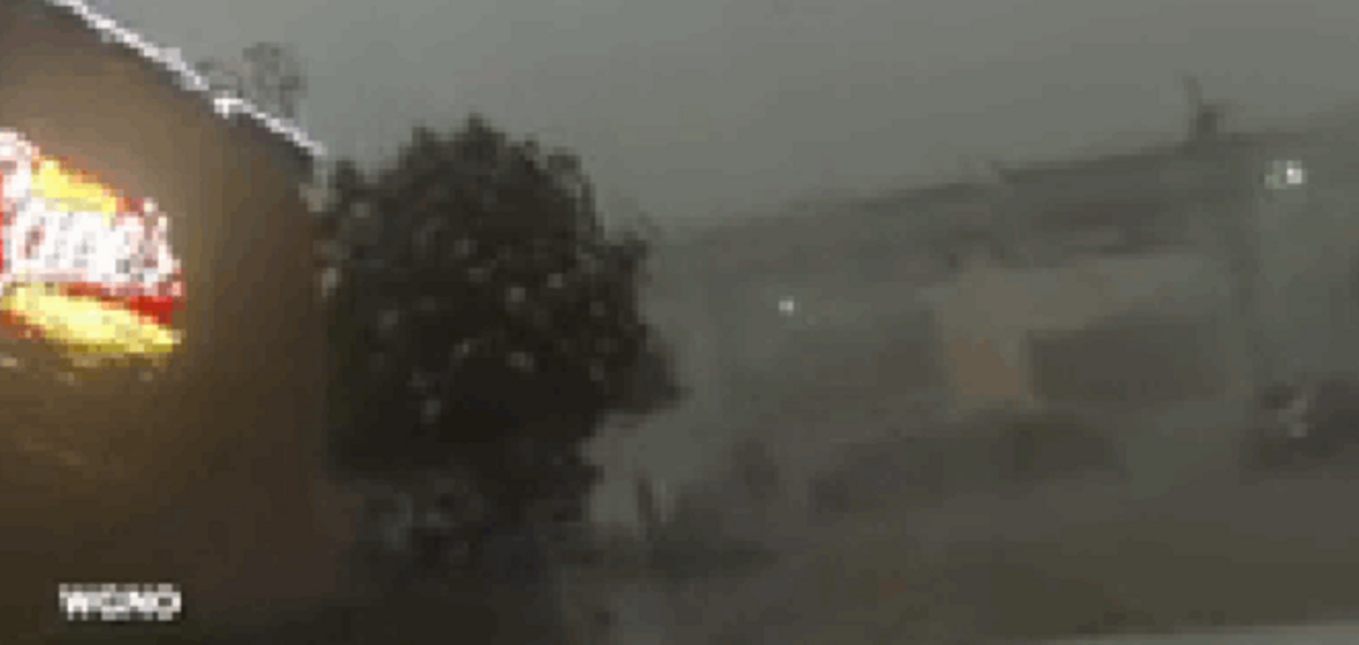 В США шквальный ветер сдул поезд с моста: шокирующее видео