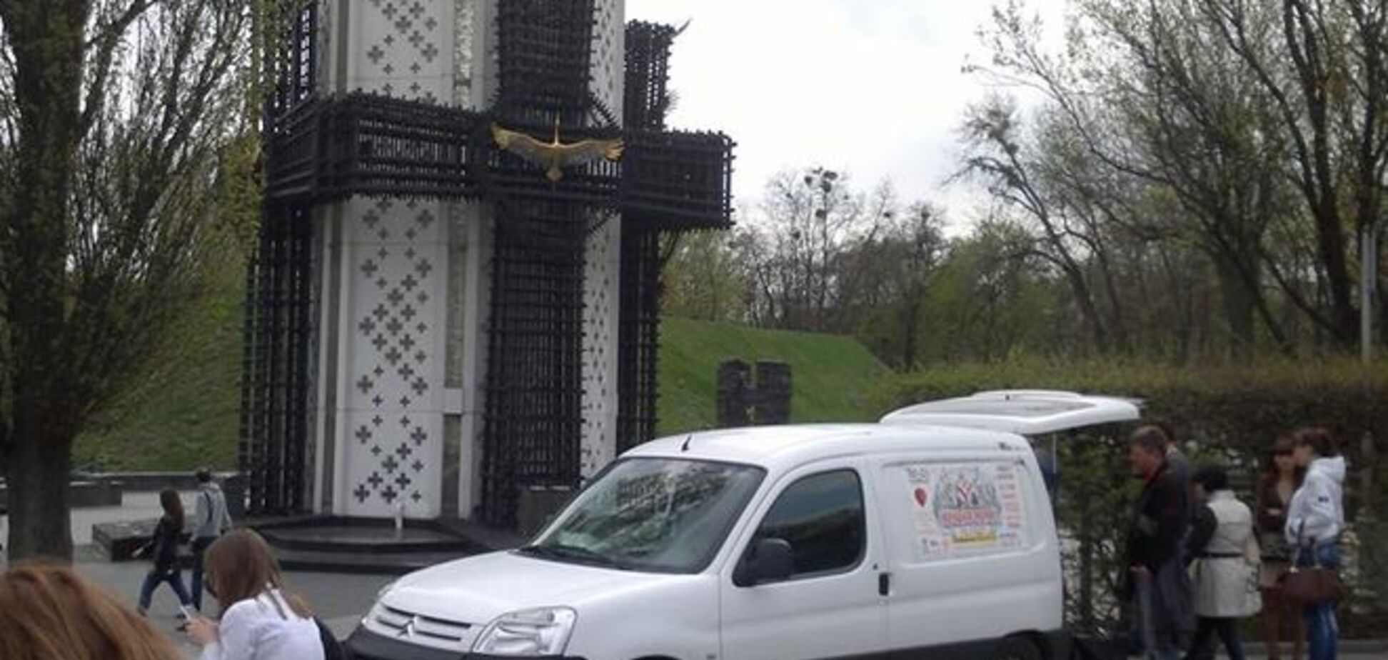 В Киеве торгуют кофе возле памятника Голодомору: фотофакт