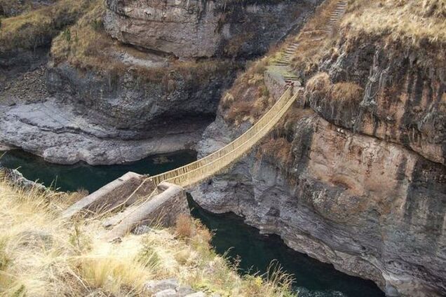 Опасная прогулка по последнему мосту инков в Андах