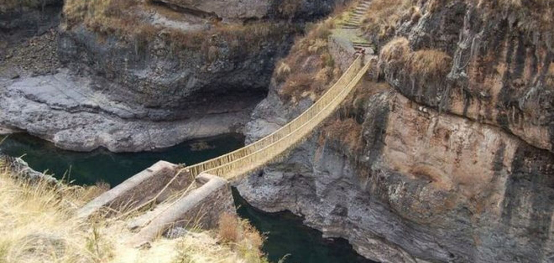 Опасная прогулка по последнему мосту инков в Андах
