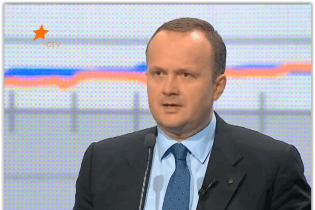 Нардеп рассказал, что у Яценюка лежит на столе рядом с Библией