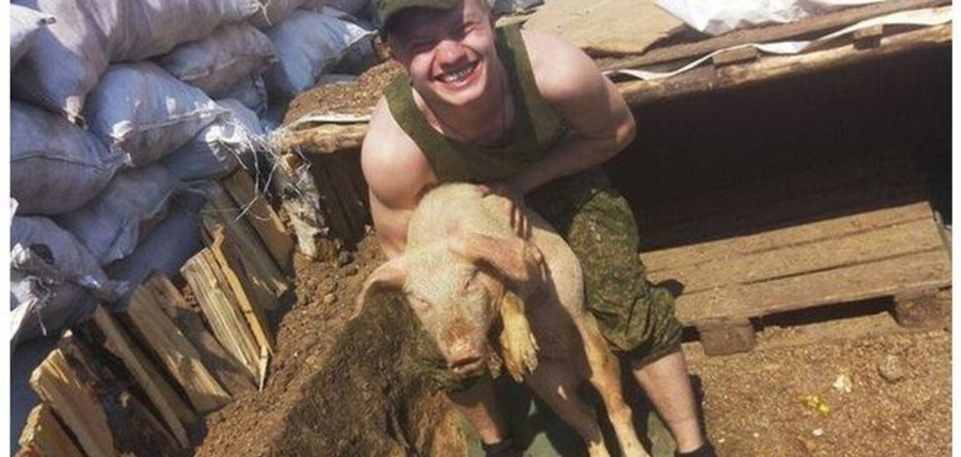 Російські солдати на кордоні з РФ обзавелися свинями: опубліковано фото