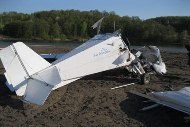 Під Києвом впав літак: пілот і пасажирка госпіталізовані