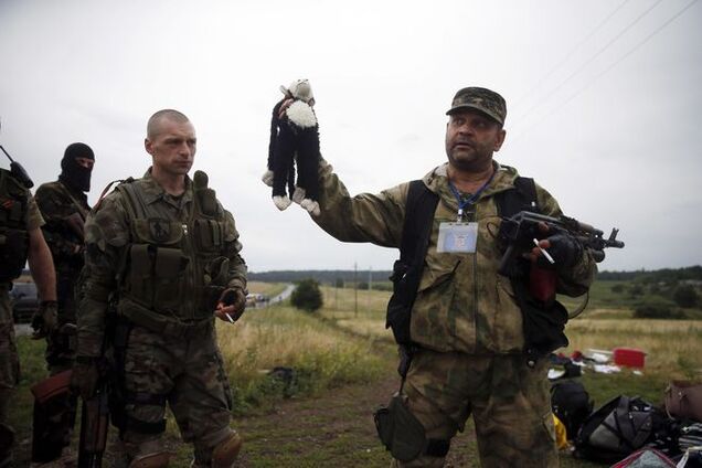 Гибель MH17: боевики снова ковыряются в обломках самолета