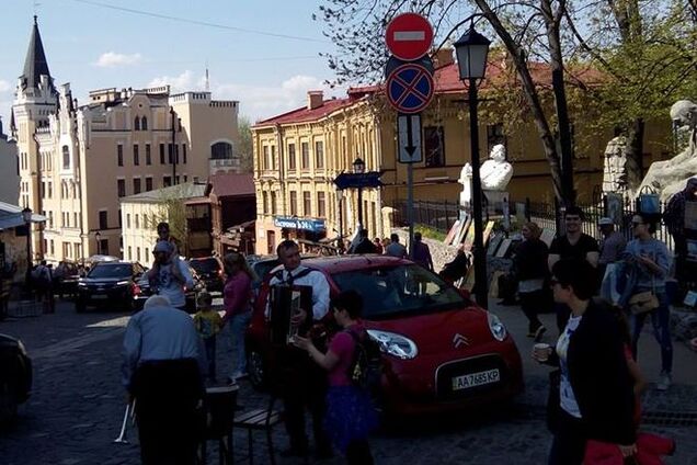 Андреевский спуск в Киеве стал 'автотрассой': фотофакт