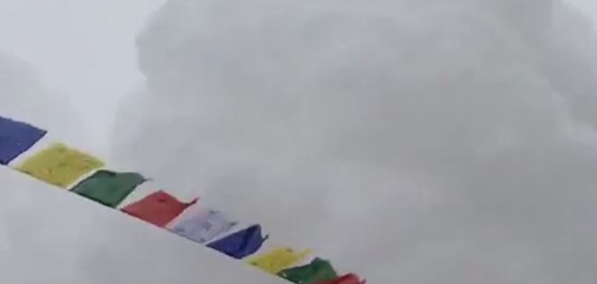 Спасаться бегством бесполезно: альпинисты на Эвересте сняли момент схождения лавины 