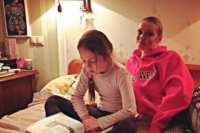 Анастасия Волочкова пьет и курит при дочери