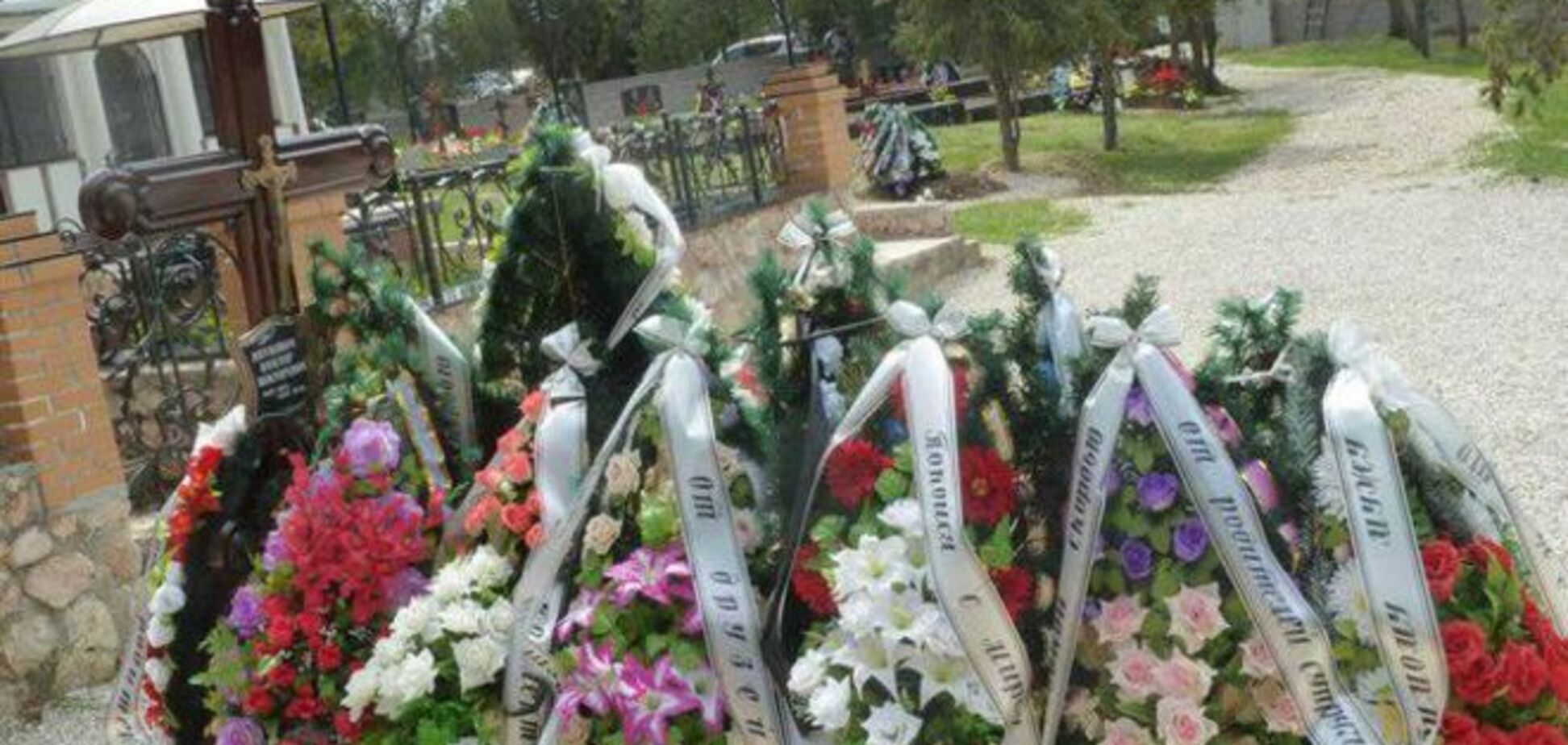 На могилі сина Януковича до порожнього хреста прибили табличку: фотофакт