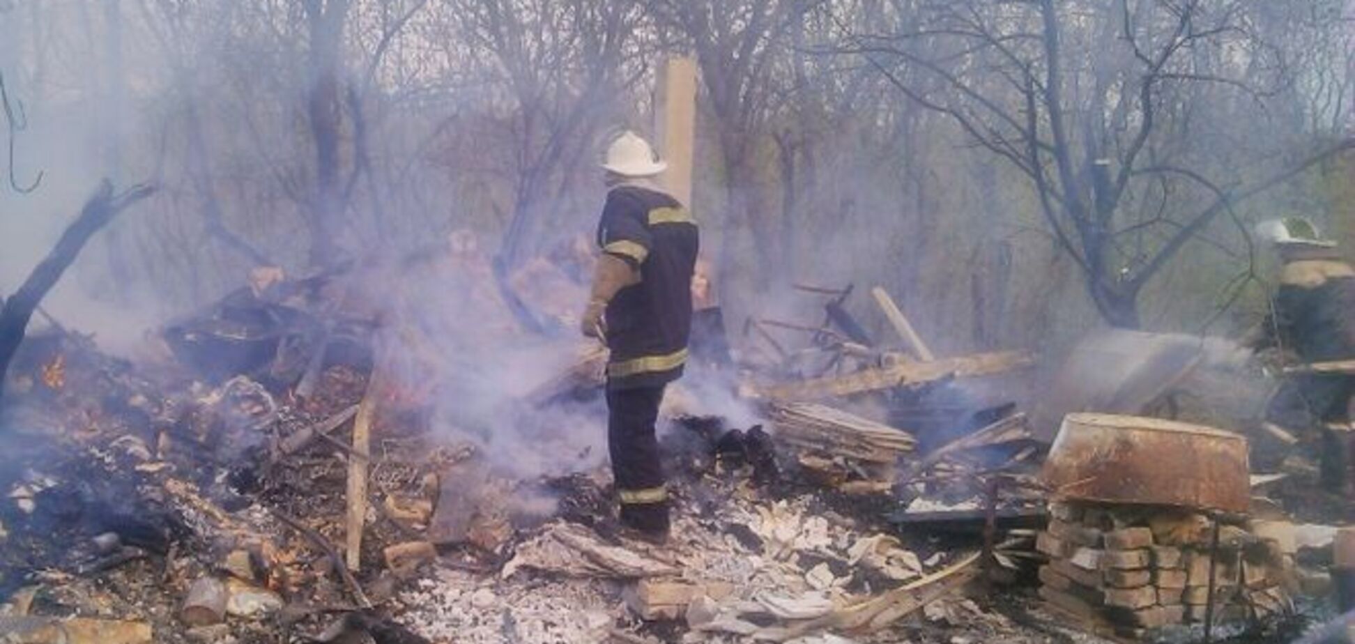 На Киевщине молния сожгла дом