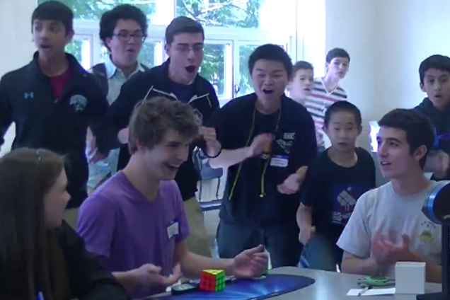 Школьник побил мировой рекорд по сборке кубика Рубика: видео