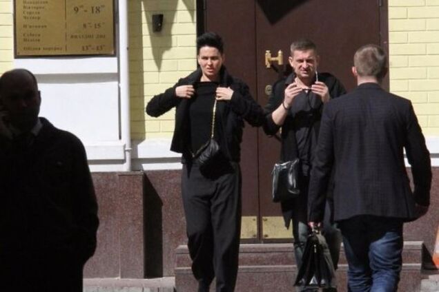 Даша Астафьева без макияжа час просидела в очереди в Печерском суде