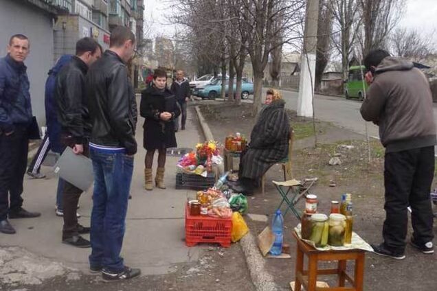 Блеск и нищета 'ДНР': террористы дарят женам шубы, а старики продают ордена