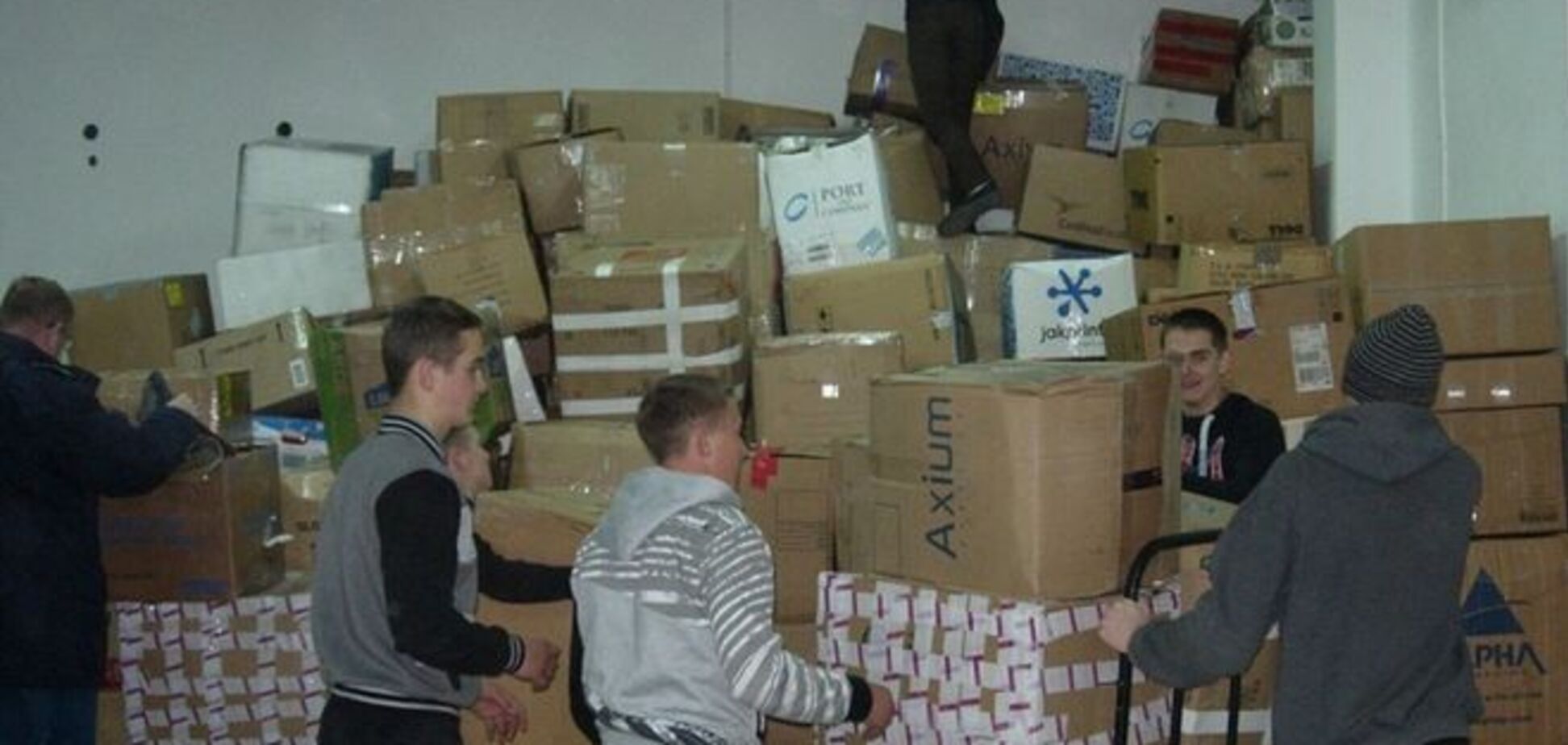 Волонтеры из США передали гуманитарку для беженцев с востока: фотофакт