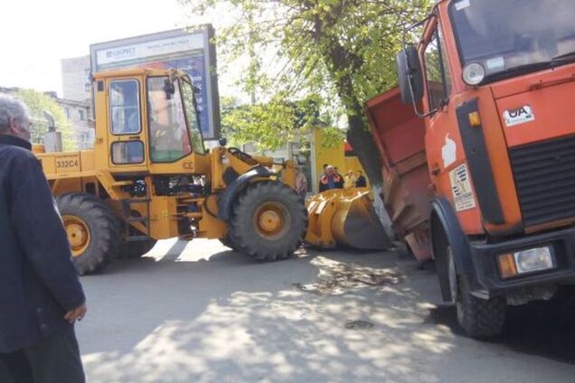 Яма в Виннице 'поглотила' Камаз