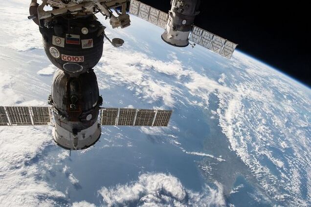 Техника подвела: российское 'знамя победы' зависло в космосе