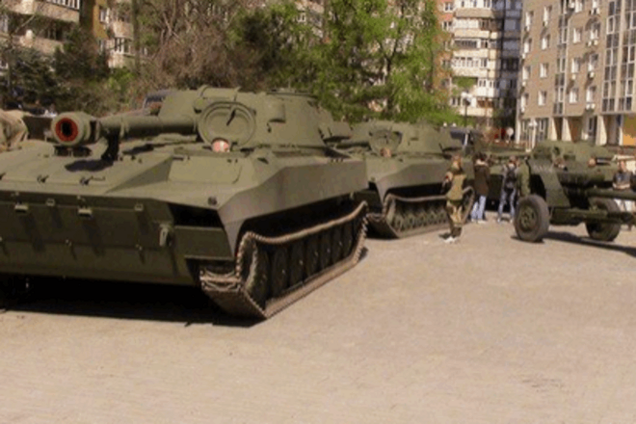 Под предлогом парада террористы возвращают в Донецк 'отведенную' технику: фото- и видеофакт