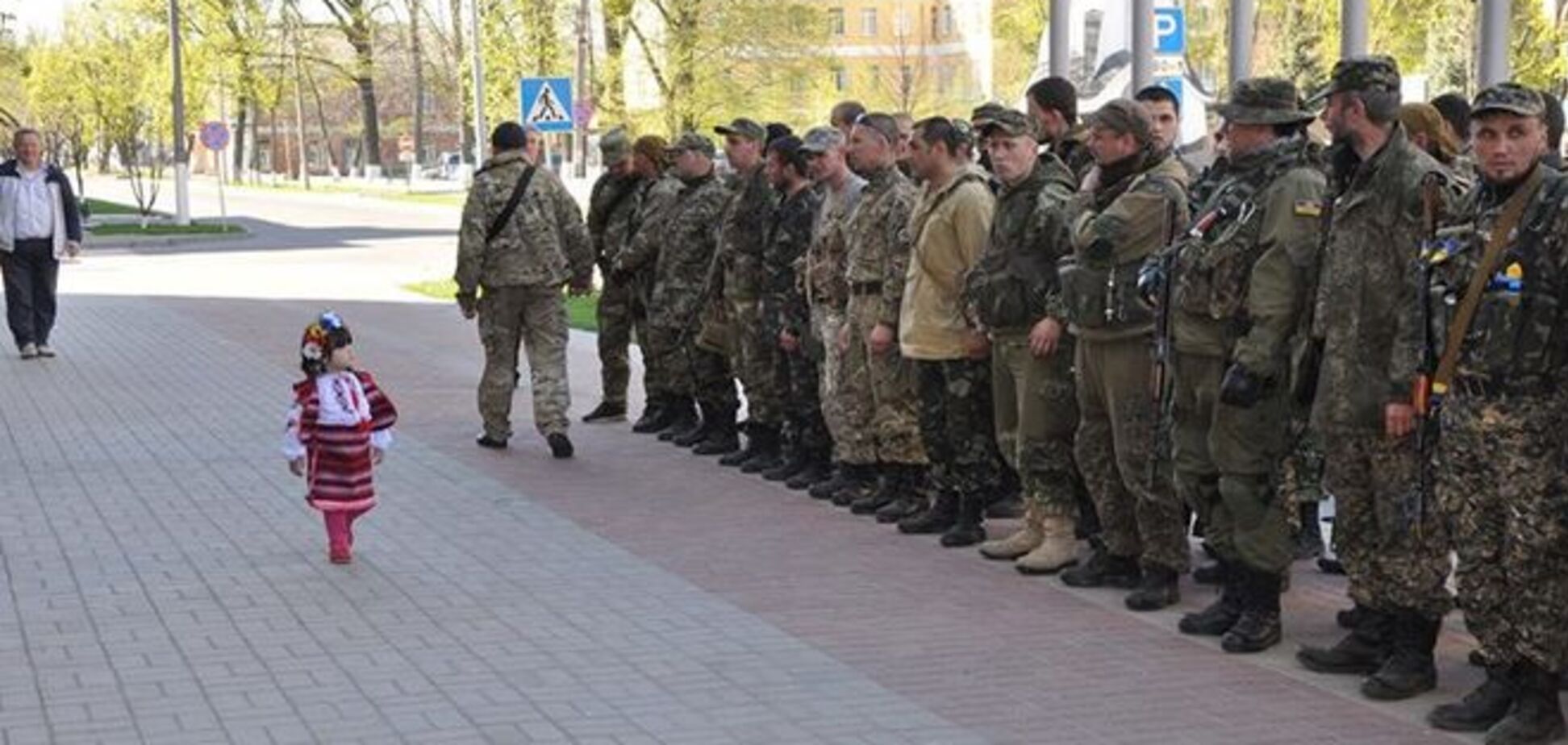 'Кто генералиссимус?' Маленькая украинка командует военными: фото дня