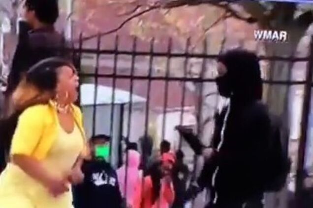 Цей незграбний момент, коли мама застукала тебе за протестом: відео з Балтімора підірвало мережу