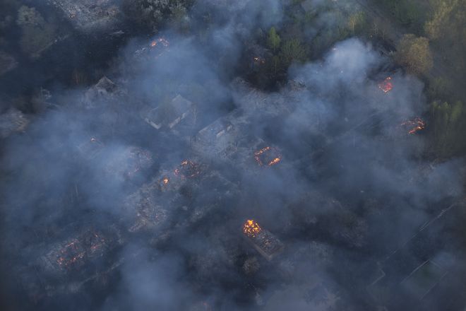 Пожар в зоне ЧАЭС: спасатели продолжают бороться с огнем