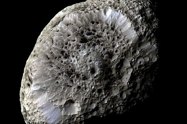 Астрономы опубликовали фото 'губчатой' поверхности спутника Сатурна