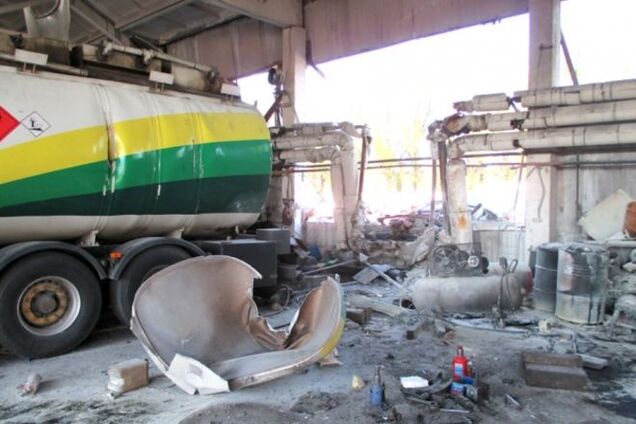 Цистерна з паливом злетіла в повітря біля парковки: власникам 12-ти авто не позаздриш