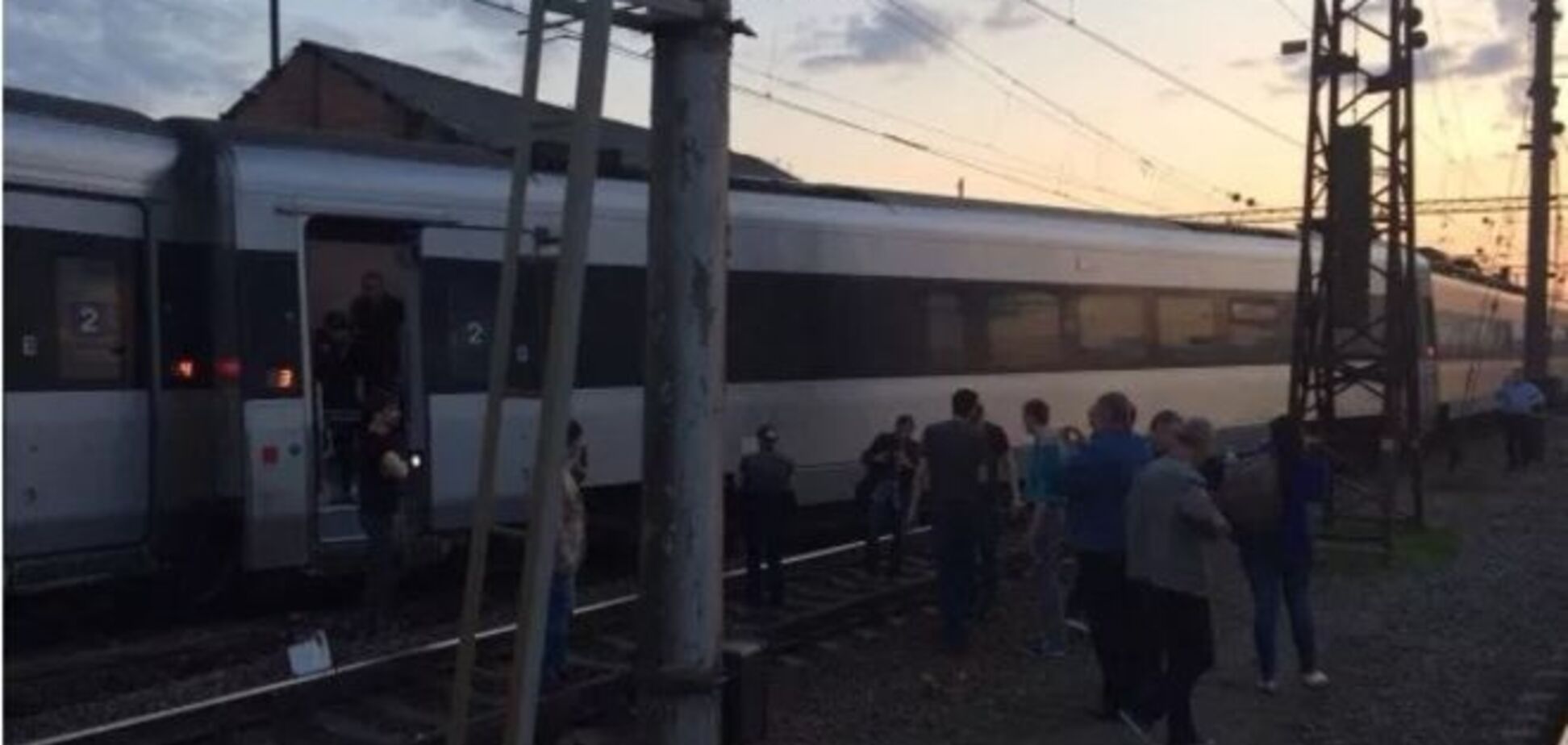 Сошел с рельсов поезд Hyundai Харьков – Киев: фото происшествия