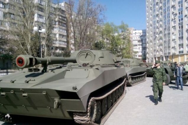 Террористы вытащат на 'парад' в Донецке небоеспособную технику: опубликованы фото