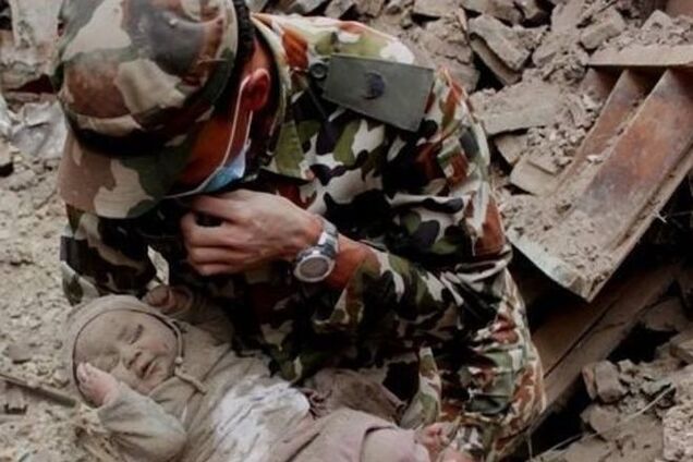 Чудесний порятунок в Непалі: немовля пролежало під купою руїн дві доби: фотофакт