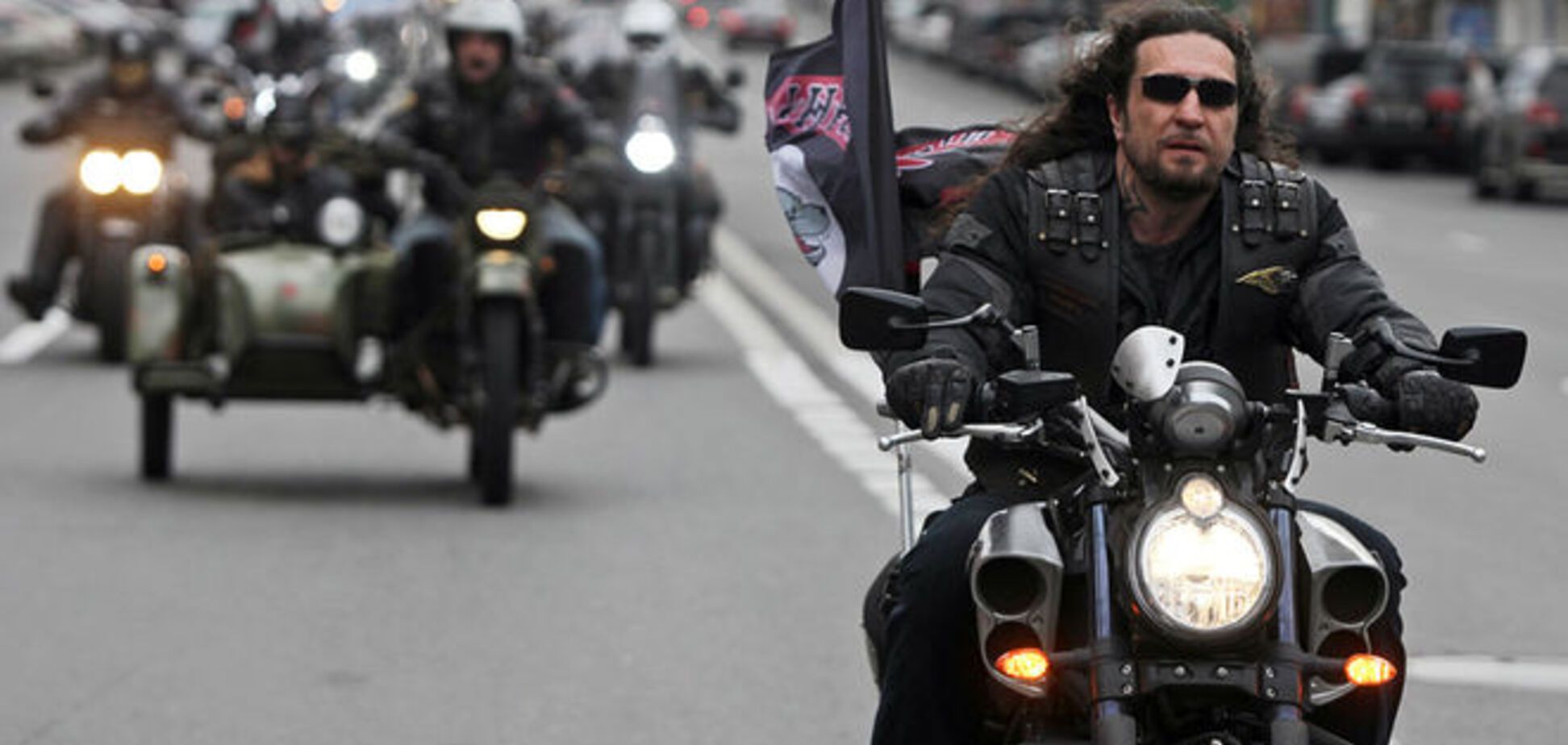 Белорусы принесли под посольство РФ помаду и кружева для 'Ночных волков' Путина