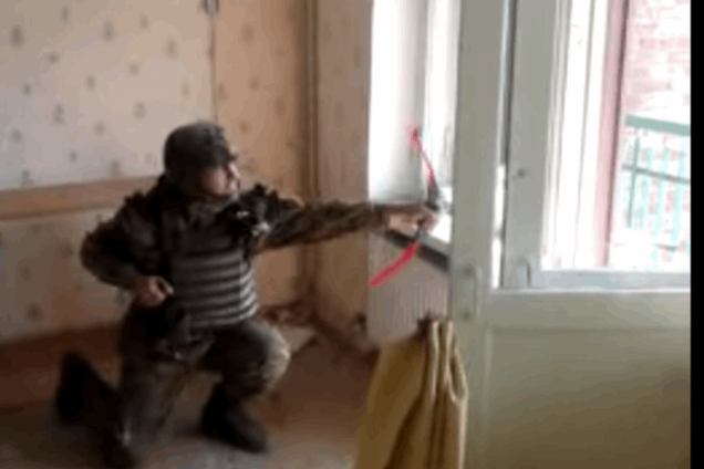 'Киборги'-юмористы: как боец стрелял у террористов из лука. Видеофакт