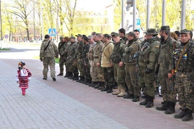 'Генерал' в юбке: фото маленькой Дианки-полтавки с бойцами АТО сделали ее знаменитой