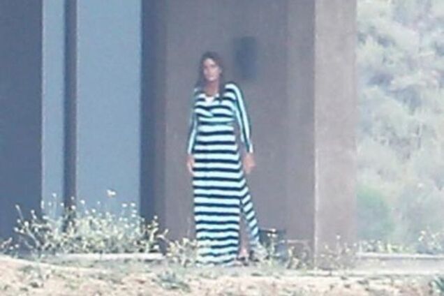 Меняющий пол отчим Ким Кардашьян начал носить женские платья