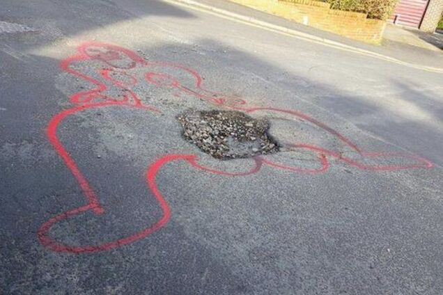Британский художник борется с ямами на дорогах с помощью пошлых рисунков