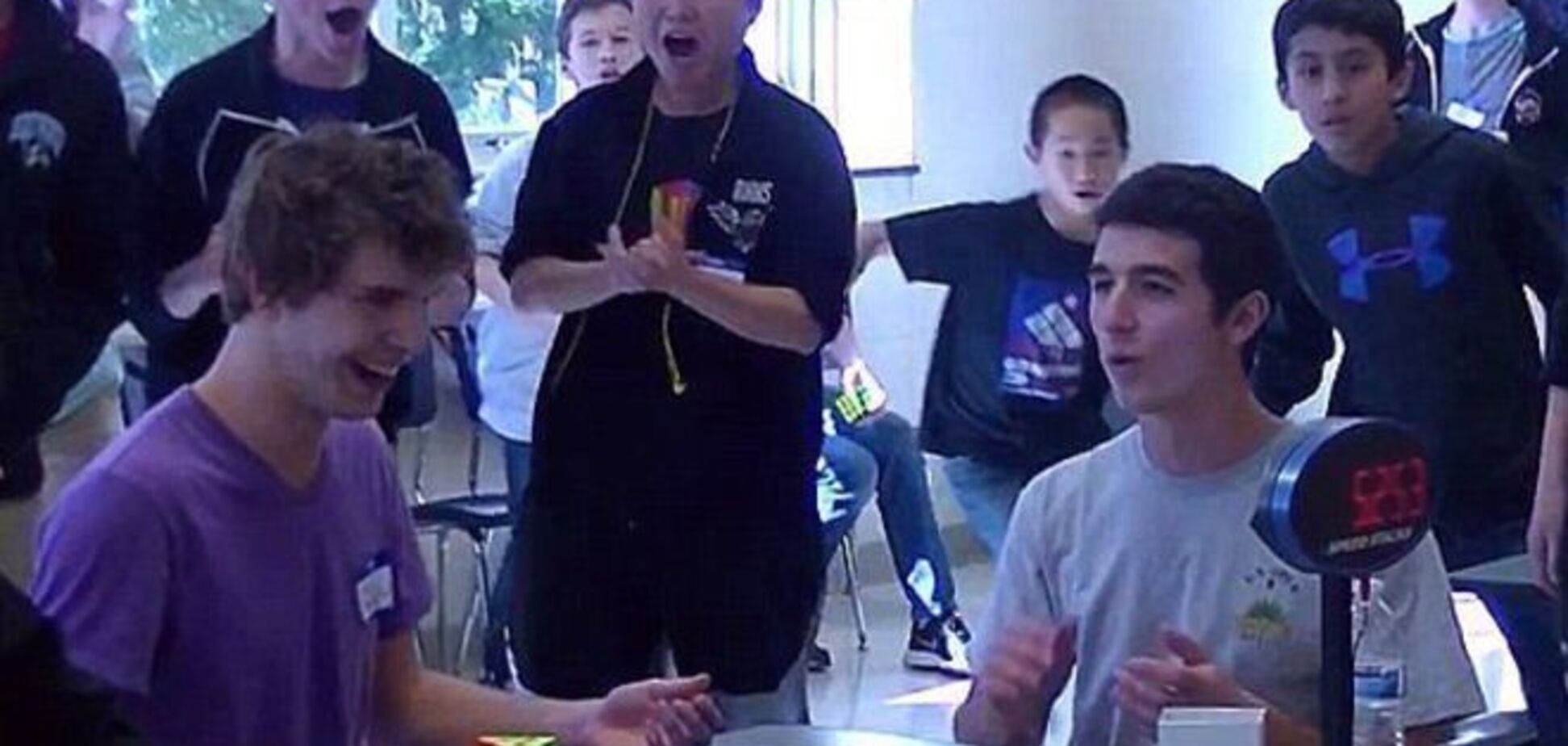 Мегамозг: парень собрал кубик Рубика за 5,25 секунд