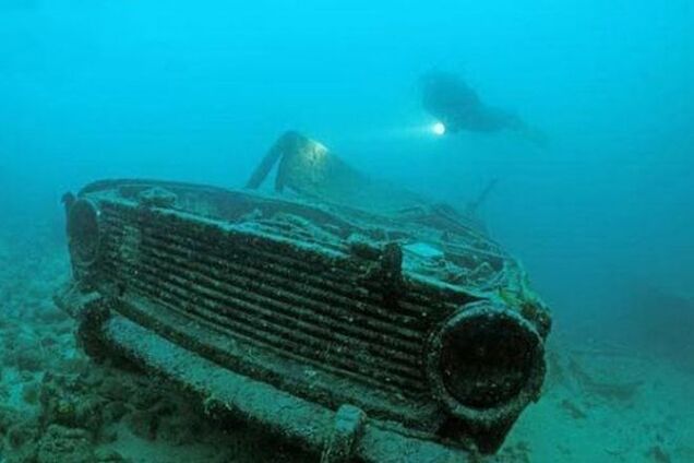 Як виглядають затонулі автомобілі: вражаюча фотодобірка