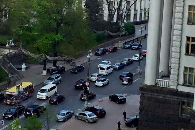 В Киеве возле Рады водители паркуются 'как овцы': фотофакт