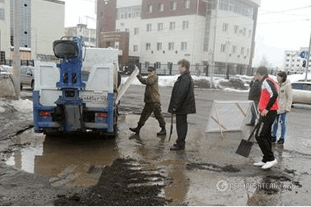 Российское ноу-хау: ямы на дорогах ремонтируют фанерой
