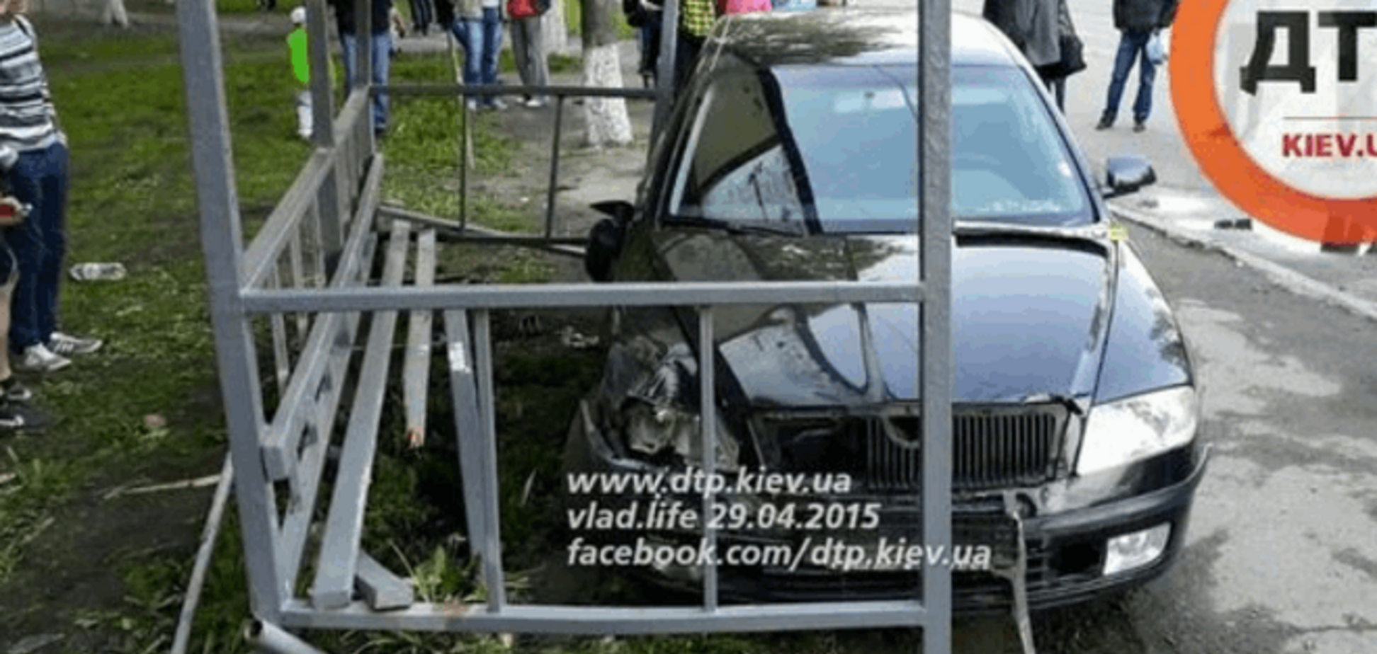 У Києві 'Шкода' вщент розгромила зупинку з дітьми: фото з місця подій