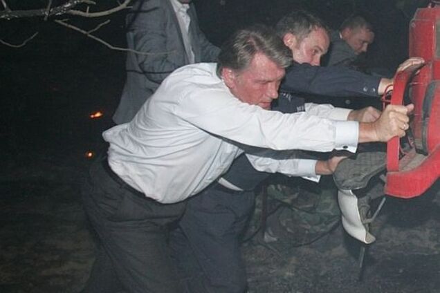 Ющенко и Шуфрич тушат пожары красивей, чем Яценюк и Шкиряк: фотофакт