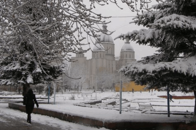 На запад Украины вернулась зима: сказочные фото заснеженных Львова и Ивано-Франковска