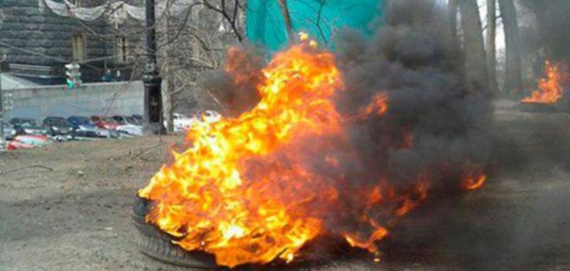 Під Кабміном підпалили шини - один протестуючий затриманий: фотозвіт