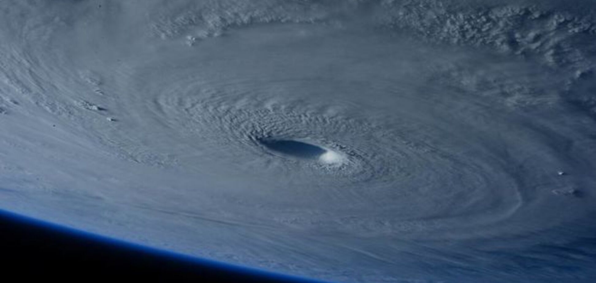 НАСА засняло с МКС, как в океане бушует супертайфун: опубликовано фото