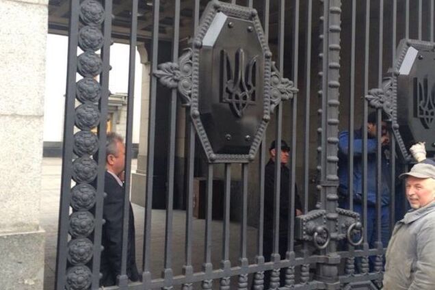 С ворот Верховной Рады убрали советскую символику