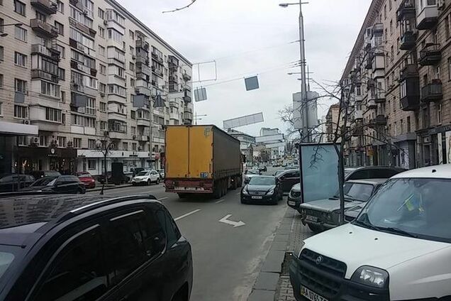 'Потерялася я': в центре Киева фура поехала против движения