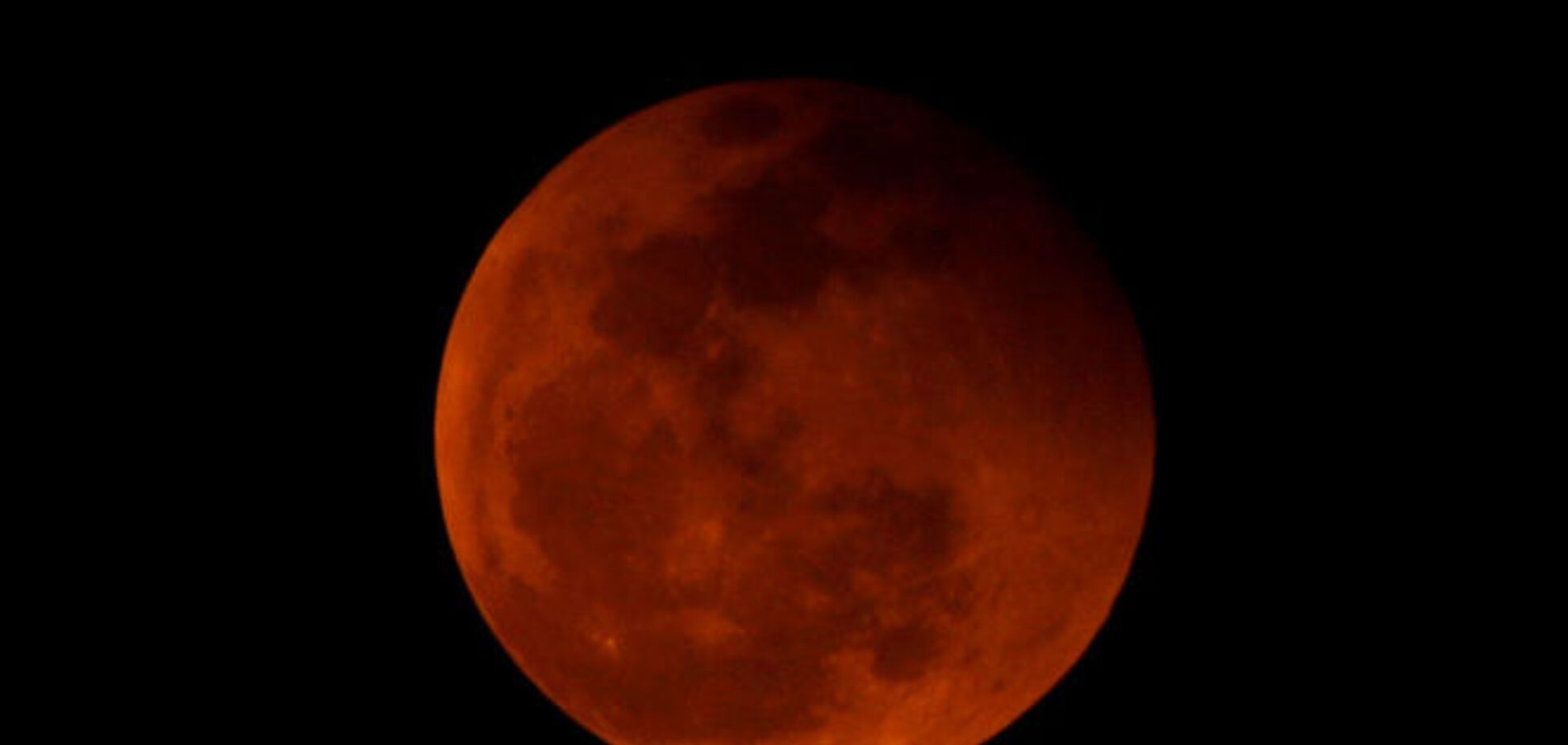 Мир увидел 'кровавое' лунное затмение. Фото, видео