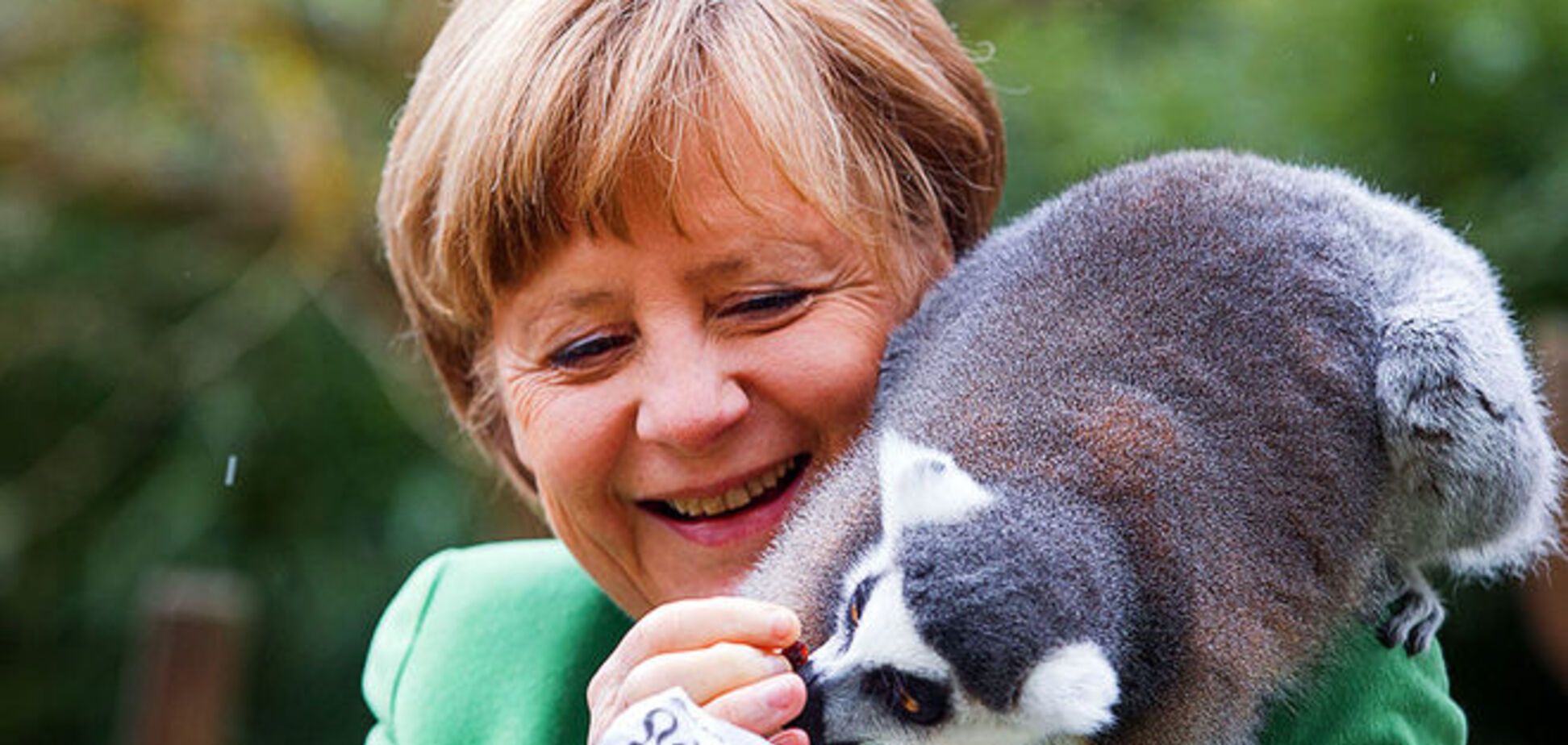 Меркель нагодувала лемура. Підбирається до пінгвінів: фотофакт
