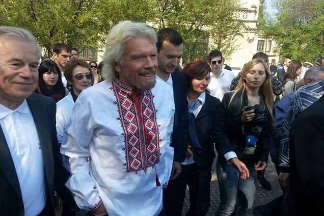 Миллиардер Ричард Брэнсон гулял по Киеву в вышиванке: фотофакт