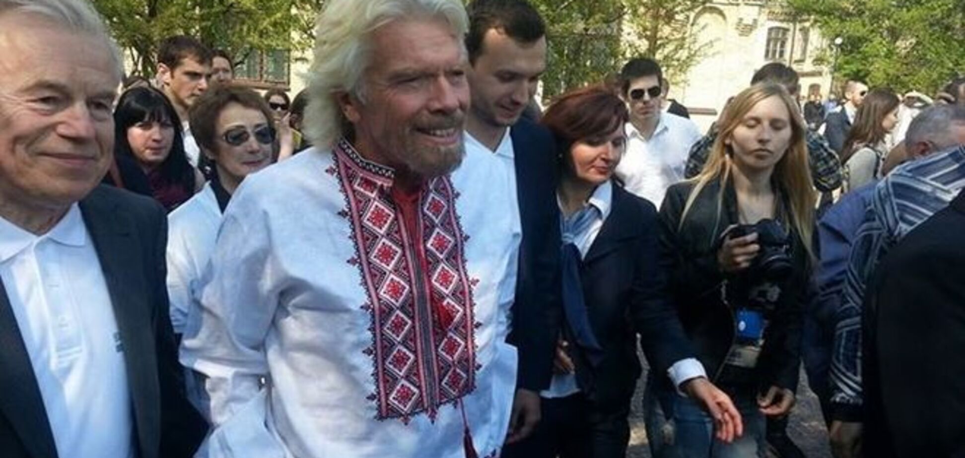 Миллиардер Ричард Брэнсон гулял по Киеву в вышиванке: фотофакт