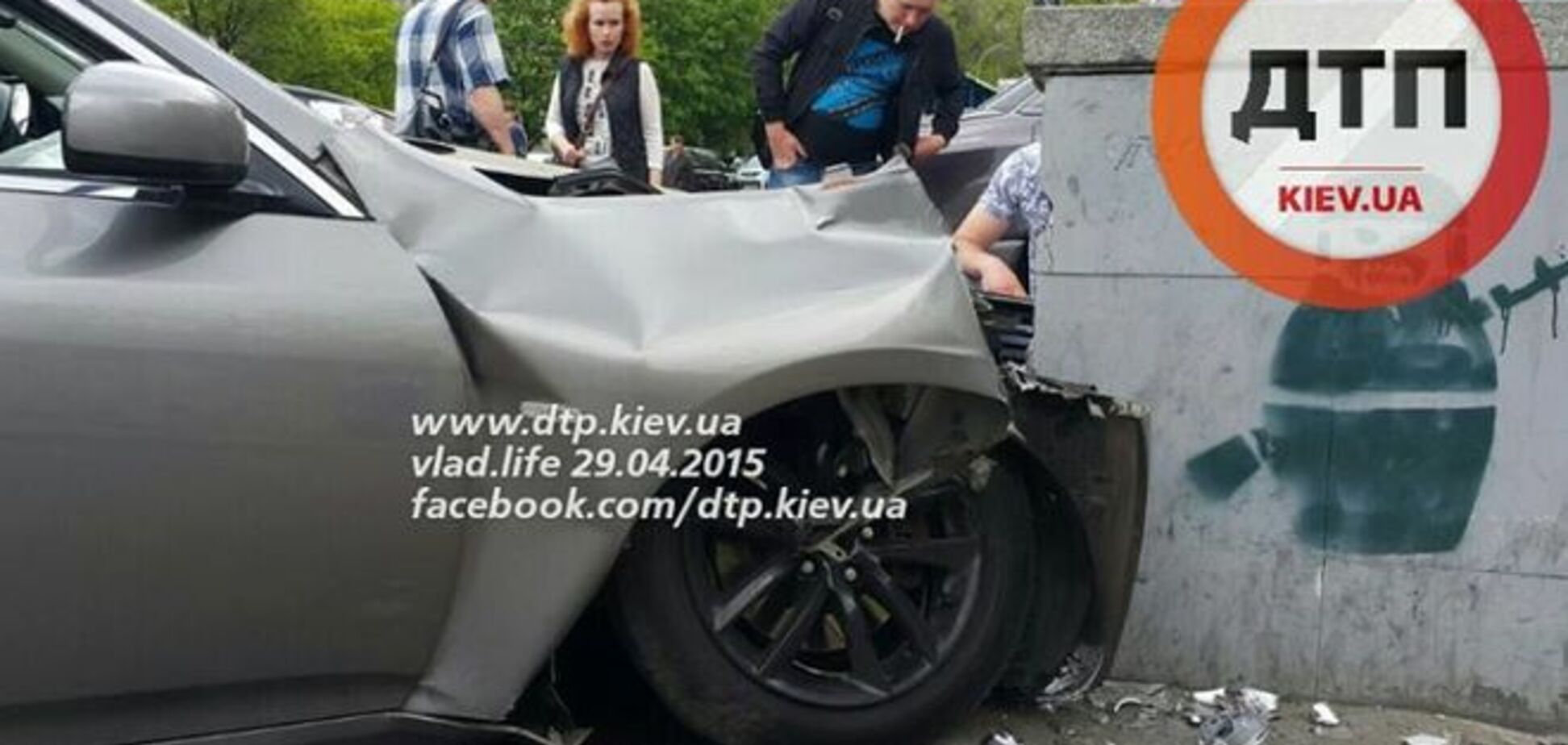 В Киеве иномарка врезалась в подземный переход